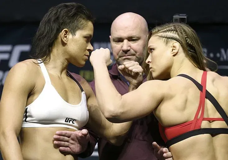 Bývalá královna UFC Ronda je zpět! Co bláznivého na ni při vážení vymyslela soupeřka?