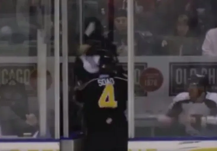 Nevídané! Hokejová bitka dva na jednoho na trestné lavici se stala hitem
