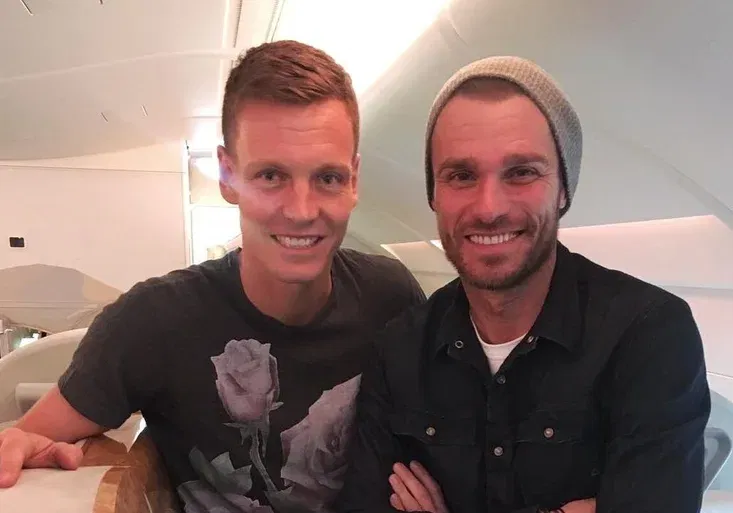 Hvězdy míří do Dubaje! Berdych se v letadle fotil s VIP fanouškem. Poznáte muže v čepici?