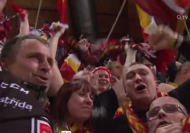 Fanoušci Hradce okouzlili Spengler Cup! Zajistí si český tým v bitvě proti Luganu semifinále?