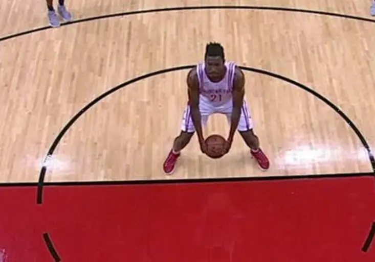 Návrat do minulosti! Basketbalista v NBA házel šestky spodem. Myslel to jako vtip?