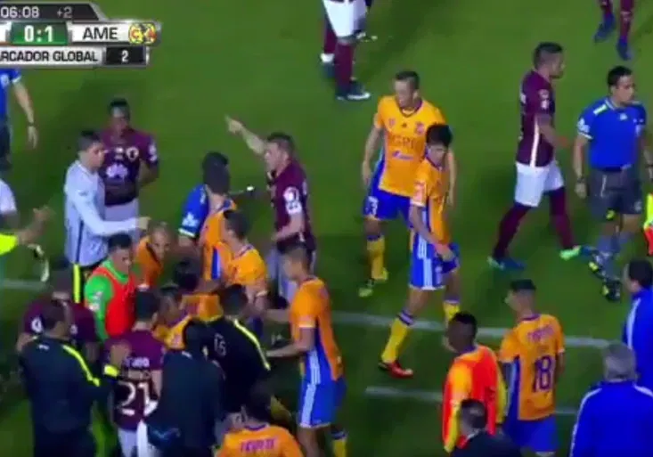 Šílené finále v Mexiku: Šarvátka, pět červených karet a nevídaný penaltový rozstřel