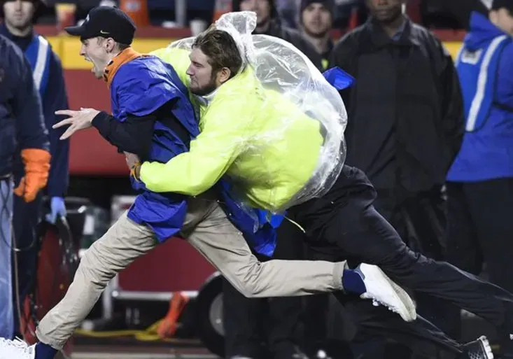 Tohle nevyšlo! Fanoušek Denveru vtrhl na hřiště, dopadl podobně jako Broncos v NFL