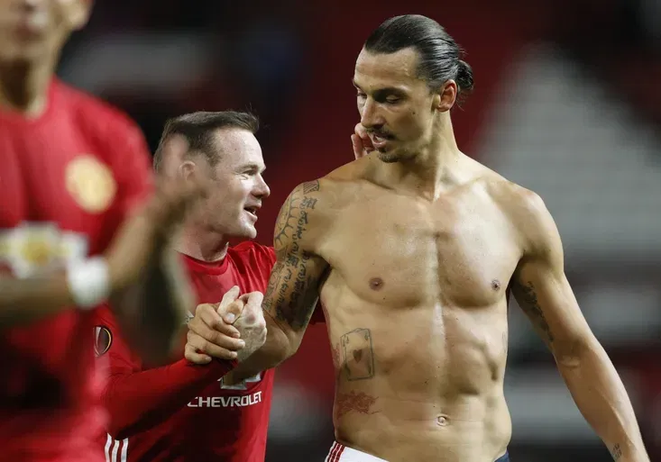Zlatan na sněhu. Polonahý Ibrahimovič udělal andělíčka a fanoušci jsou nadšení!