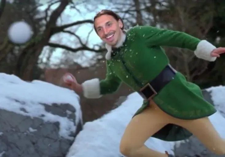 Zlatan Ibrahimovič, král koulovaček. Podívejte se na vtipné Vánoce v Premier League