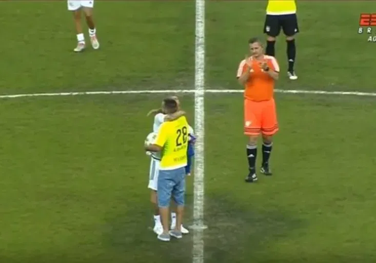 Emotivní moment: Fotbalista z letadla smrti se poprvé od tragédie objevil na trávníku