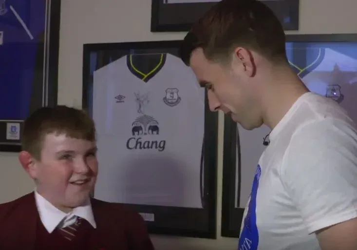 Úžasné gesto! Jak překvapil v obýváku hráč Evertonu malého fanouška?