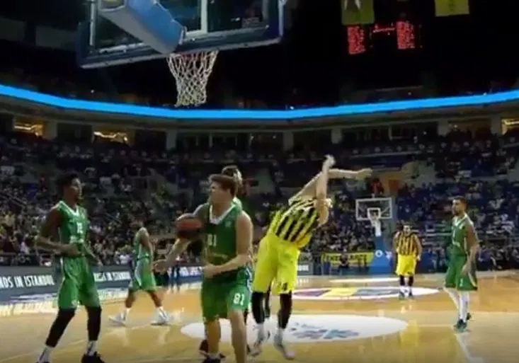 Veselého úlet! V Eurolize byl vyloučen za komické simulování! Trenér ho bránil