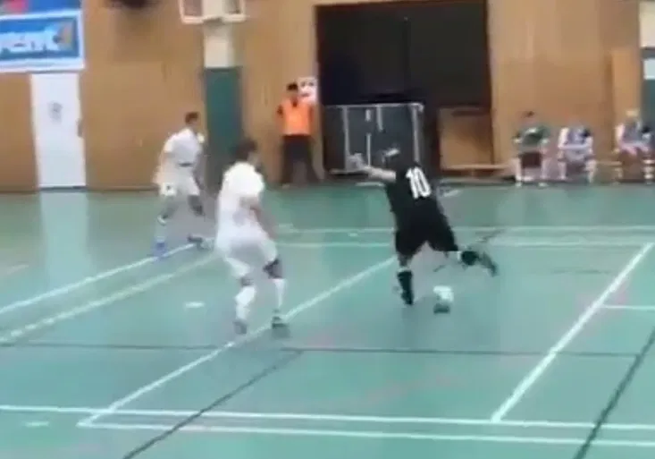 Udělal z nich totální šašky! Nejlepší futsalové sólo, jaké jste kdy viděli!