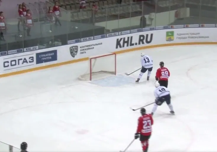 Hokejový dřevák roku! Jak tenhle frajer z KHL mohl nedat 1000% gól?