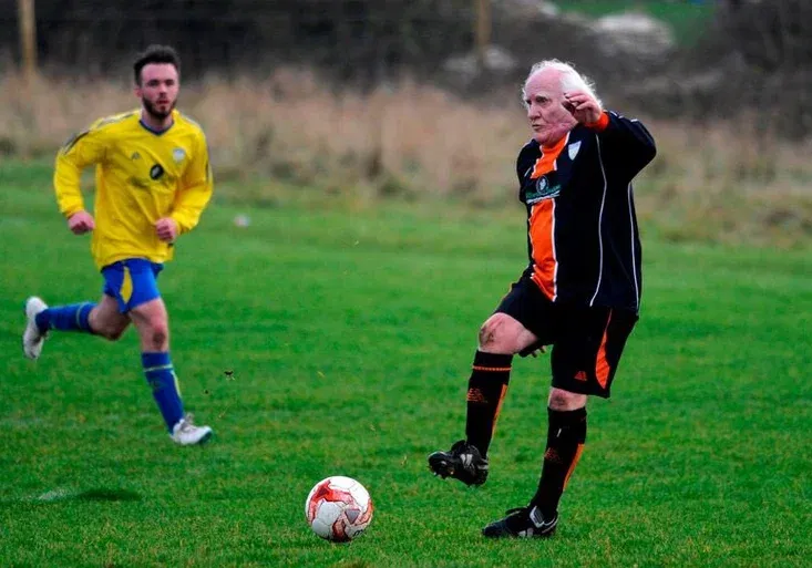 Nejstarší fotbalista světa? Neuvěříte, v jakém věku pořád válí legenda Dickie!