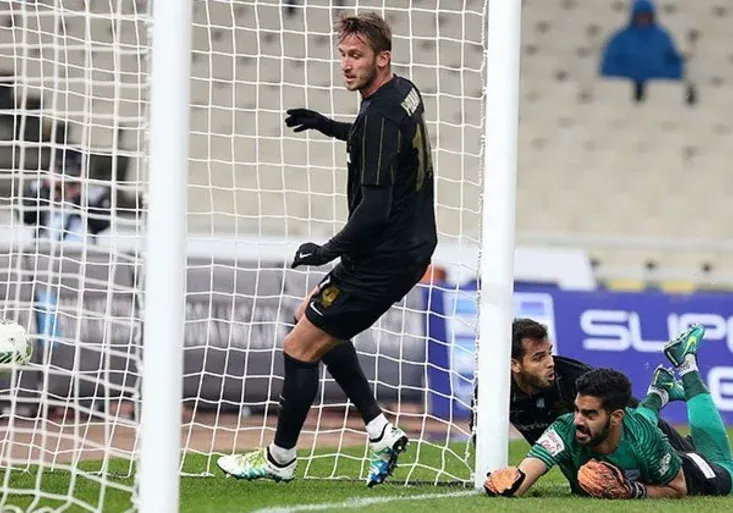 Pekhart dal v Řecku za AEK jeden z nejkomičtějších gólů kariéry! Co ten brankář dělal?