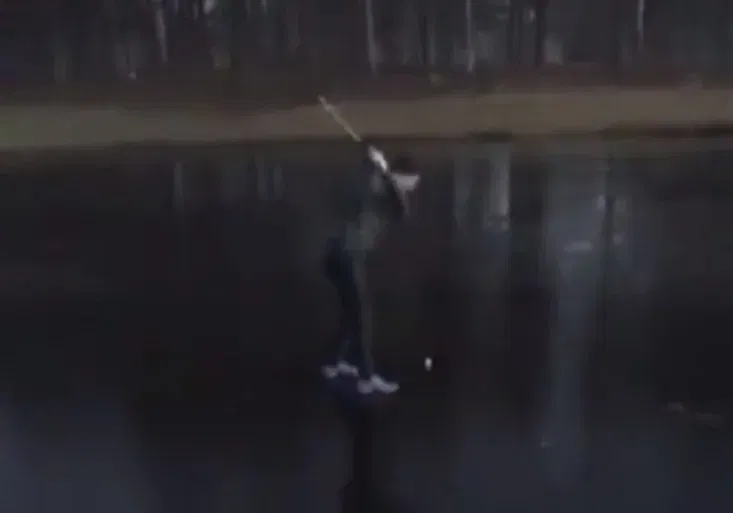 Golf na ledě? „Vynikající“ nápad! Jak to asi dopadlo?