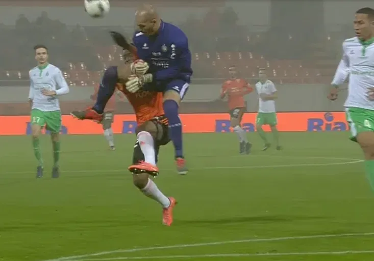 Totální k.o.! Francouzský brankář brutálně sestřelil soupeře!