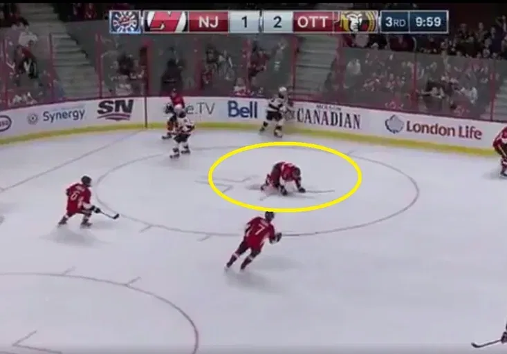 Komentátor brečel smíchy. Co se přihodilo v NHL nešťastnému obránci Ottawy?