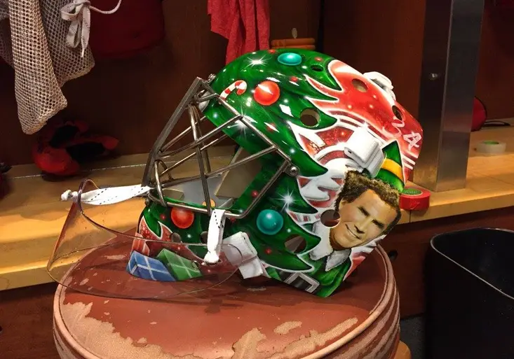 Vánoce v Detroitu! Petr Mrázek dostal sváteční masku se stromečkem i slavným elfem