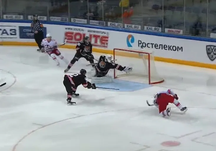 Zázračný zákrok! Útočník střílel do prázdné klece, brankář chytil jistý gól lapačkou