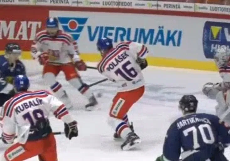 Neuvěřitelná smůla! Čeští hokejisté si dali ukázkový vlastní gól. Polášek to nechápal