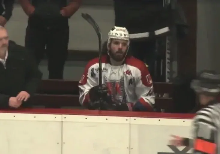 Hokejový rytíř. Rozhodčí odpískal trestné střílení, Lukáš Endál se zachoval fantasticky!