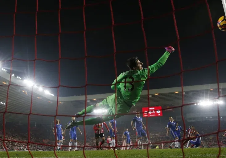 Zachránce Courtois! Brankář vytáhl zázračný zákrok a Chelsea má 10. výhru v řadě