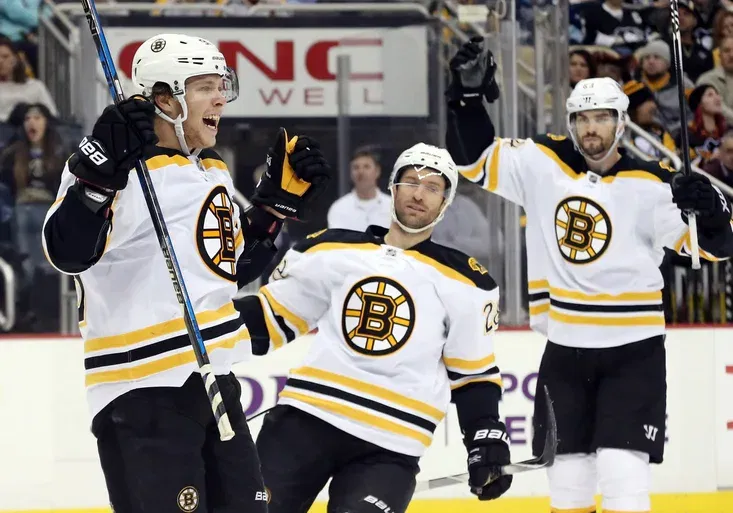 Pastrňák gólově zastínil Crosbyho. Trefil se i Krejčí, ale výhru bral Pittsburgh