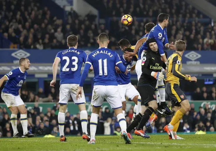 Strhující závěr Arsenalu! Vyrovnat se snažil i Petr Čech, nakonec málem inkasoval