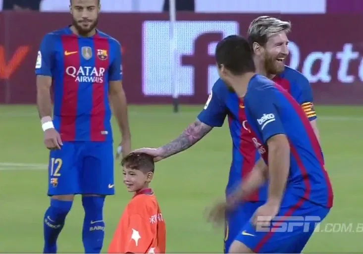 Kouzelné! Malý Afghánec se zamiloval do Messiho a nechtěl ze hřiště!