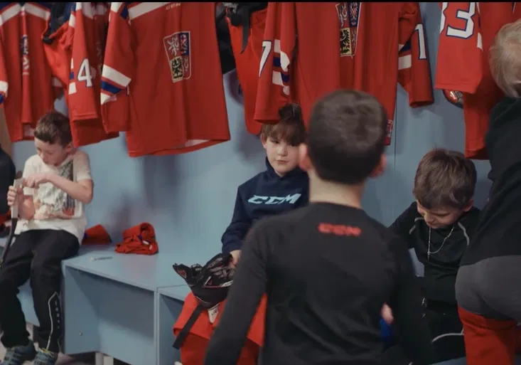 Děda Mládek Illegal Band láká kluky na hokej! Co na tuhle náborovou píseň říkáte?