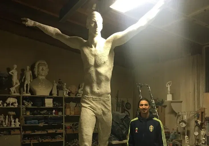 Zlatan se setkal se svou vlastní sochou! K jaké slavné stavbě světa ji přirovnal?