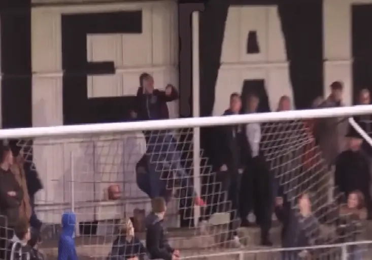 Anglický gentleman! Pohotový fanda hlavičkou uchránil přítelkyni od úrazu