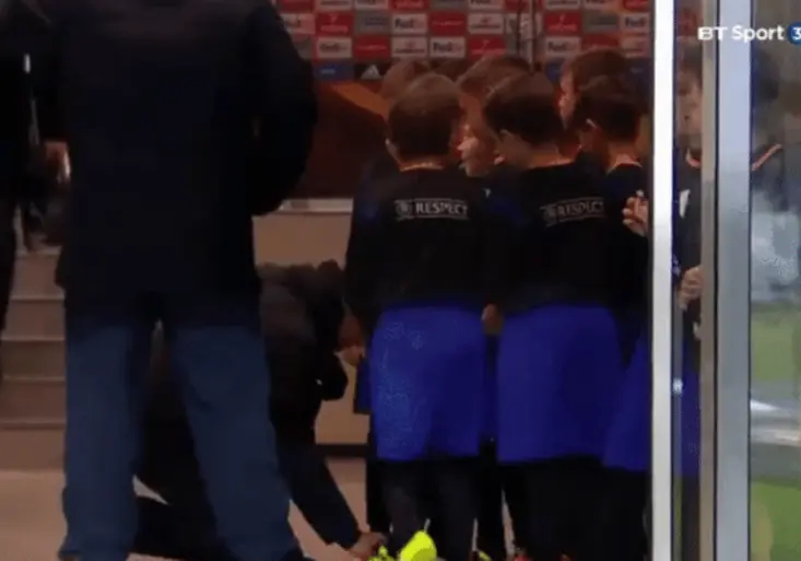 José Mourinho na kolenou! Slavný manažer rozdával dětem podpisy