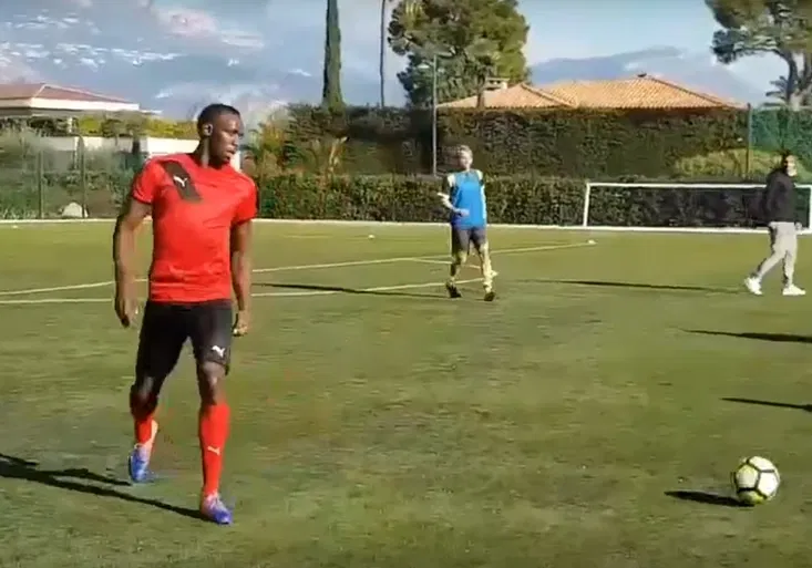 Ajaj, to mu nevyšlo. Usain Bolt ukázal své fotbalové umění. Spaloval šanci za šancí