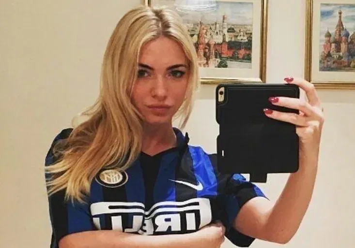 FOTO: Nejslavnější fanynka Interu? Soupeře Sparty zbožňuje sexy kráska z Londýna
