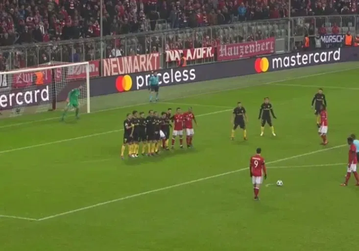 Lewandowského nádhera přes kopírák! Podívejte, jak Polák znovu překrásně zavěsil z přímáku!