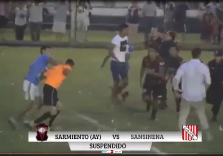 Šílené! Zápas se v Argentině zvrhl v bláznivý hon na rozhodčího! Jak vyvázl z divokého lynče?