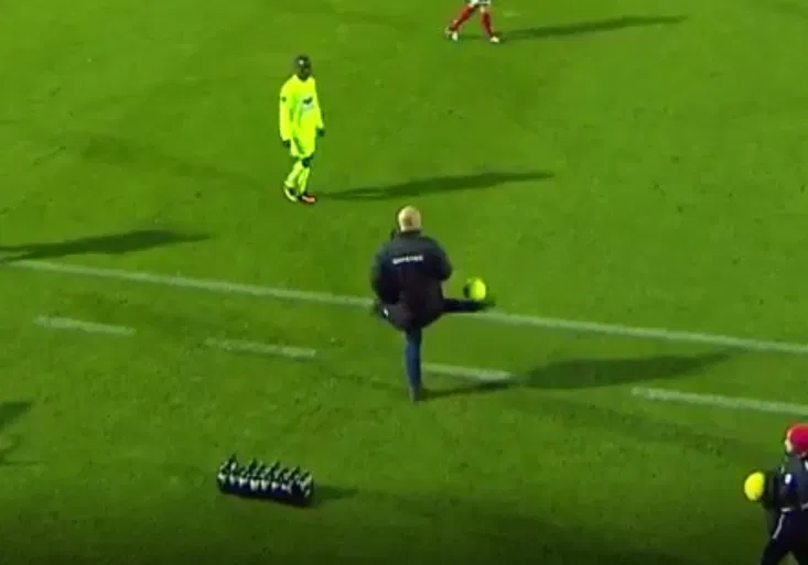 Dánský kouč baví internet! Jakou technickou parádou rozehřál celý stadion?