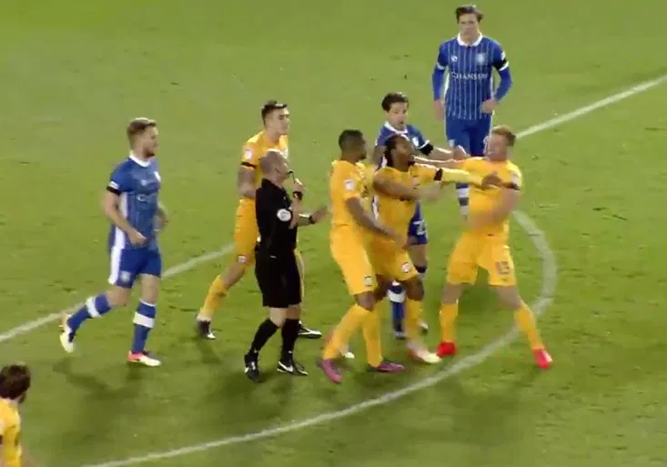 Nevídané! V Anglii se servali spoluhráči. Co udělal rozhodčí? To jediné, co mohl