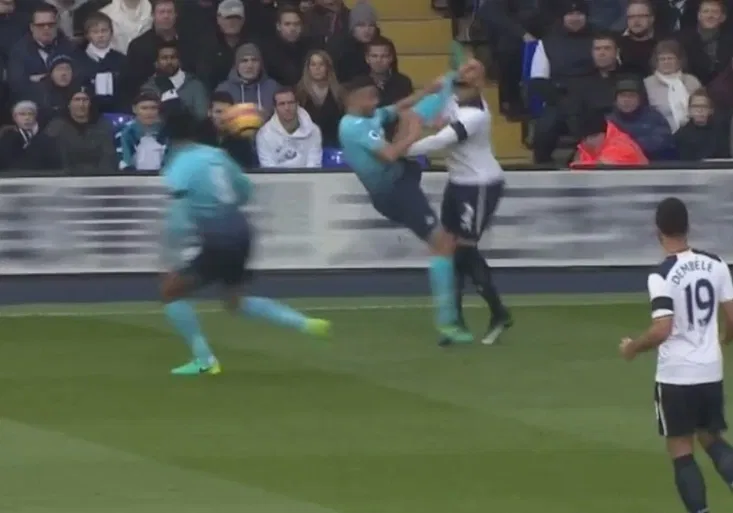 Tohle a bez karty?! Jak se s děsivým kung-fu kopem na hlavu vypořádal bek Tottenhamu?