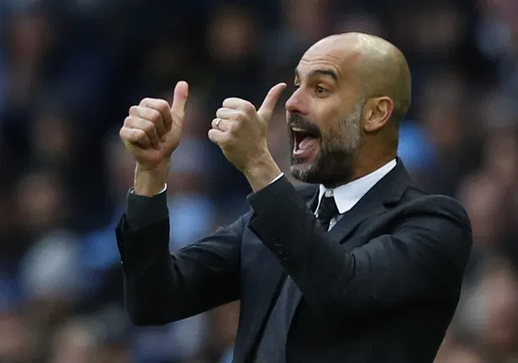 Zlý muž Guardiola! Vysmíval se rozhodčímu, ignoroval krajany. Dostane trest?