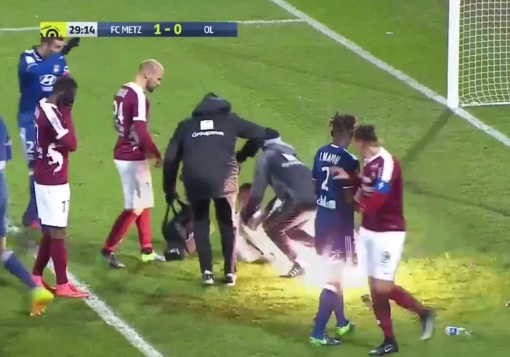 Hrůza ve Francii! V Metách zranil brankáře Lyonu dělobuch. Zápas byl ukončen