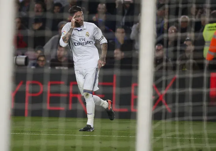 Spasitel Ramos! Kapitán zachránil Realu plichtu z El Clásika. Po kom pak chtěl telefonní číslo?