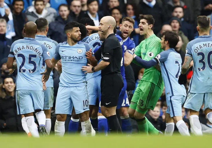 Rudo před očima! Agüero a Fernandinho totálně neunesli porážku s Chelsea. Za co se nechali vyloučit?