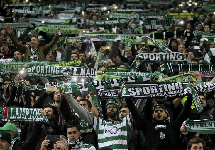 Lisabonem zní: Força Chape! Sporting uctí brazilský tým speciálními dresy. Podívejte se na ně!