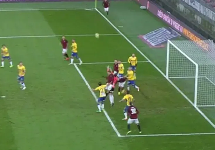 Chyba brankáře Grigara, nebo faul? Měl rozhodčí uznat Spartě kontroverzní gól?