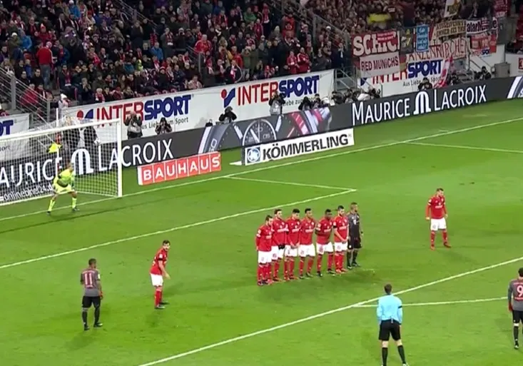 Lewandowski není jen zabiják ve vápně! Takhle luxusně se trefil z přímáku!