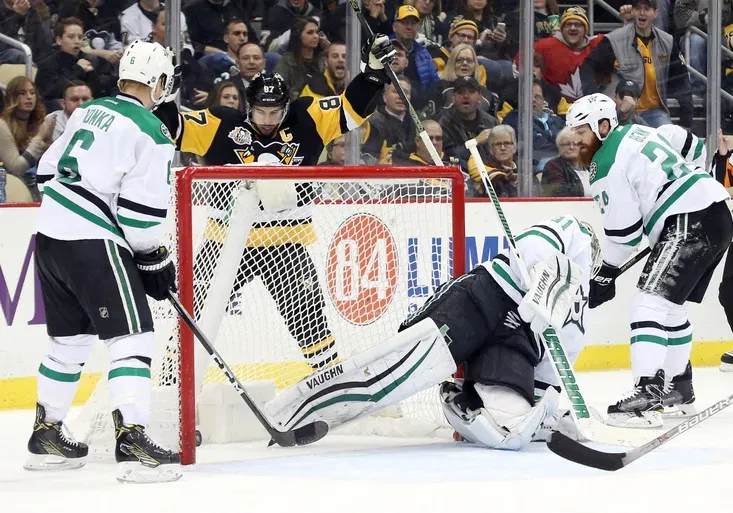 Jak to udělal?! Jak geniální Crosby vstřelil úžasný gól ze vzduchu zpoza branky?