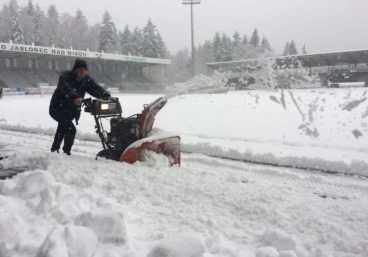 Jablonci s Hradcem ukončil sezonu sníh! Jak nevídaně zasypal hřiště?