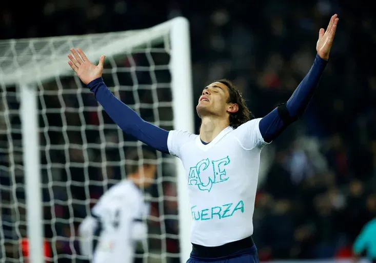 Necitelný rozhodčí! Cavani uctil Chapecoense, sudí mu za to dal žlutou kartu!