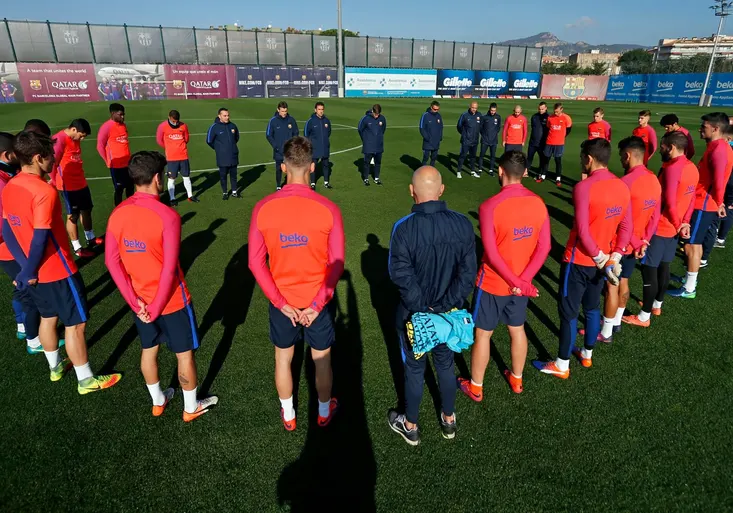 Fanoušci se modlili za oběti u stadionu Chapecoense. Barcelona a Real předvedly parádní gesto!