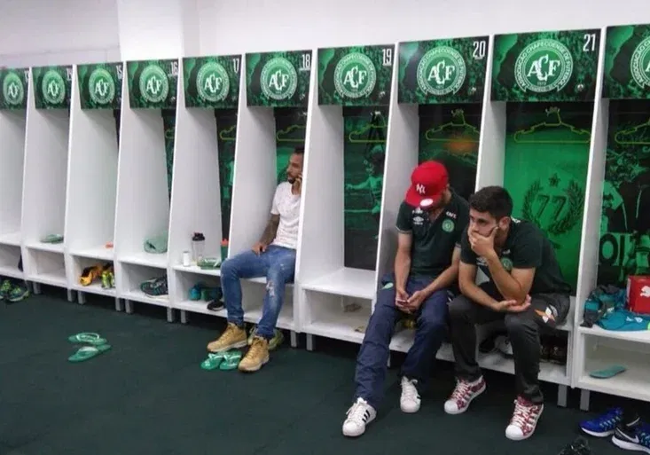 Pád letadla v Kolumbii přežili tři fotbalisté Chapecoense. Spoluhráči i celý svět truchlí
